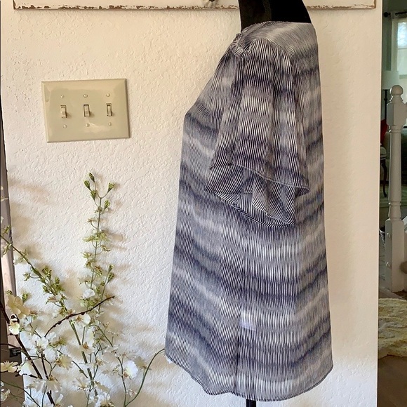 Cute Banana Republic Blouse With Tiered Sleeves - Picture 2 of 7